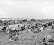 881334 Afbeelding van wedstrijden polsstokverspringen te Jaarsveld (gemeente Lopik).